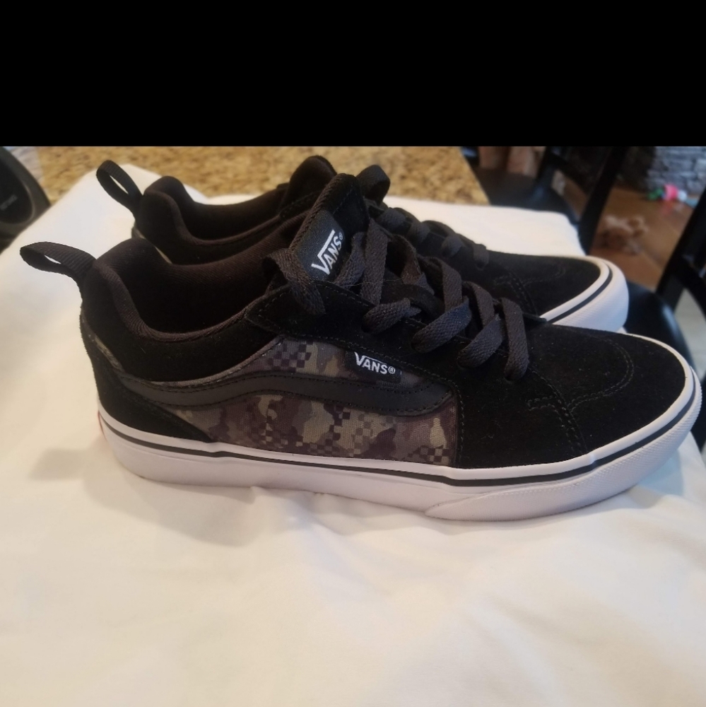NWOT Boys Vans big kid Filmore skate shoes